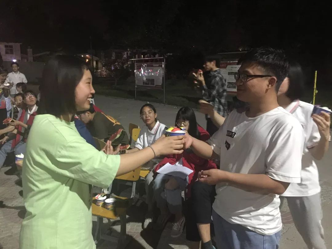 学生给华唐艺术高中教师送蛋糕